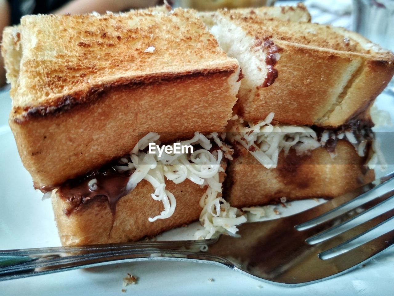 CLOSE-UP OF BREAD IN PLATE ON TRAY