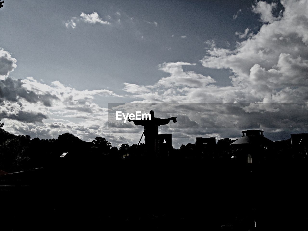 LOW ANGLE VIEW OF SILHOUETTE BUILT STRUCTURES AGAINST SKY