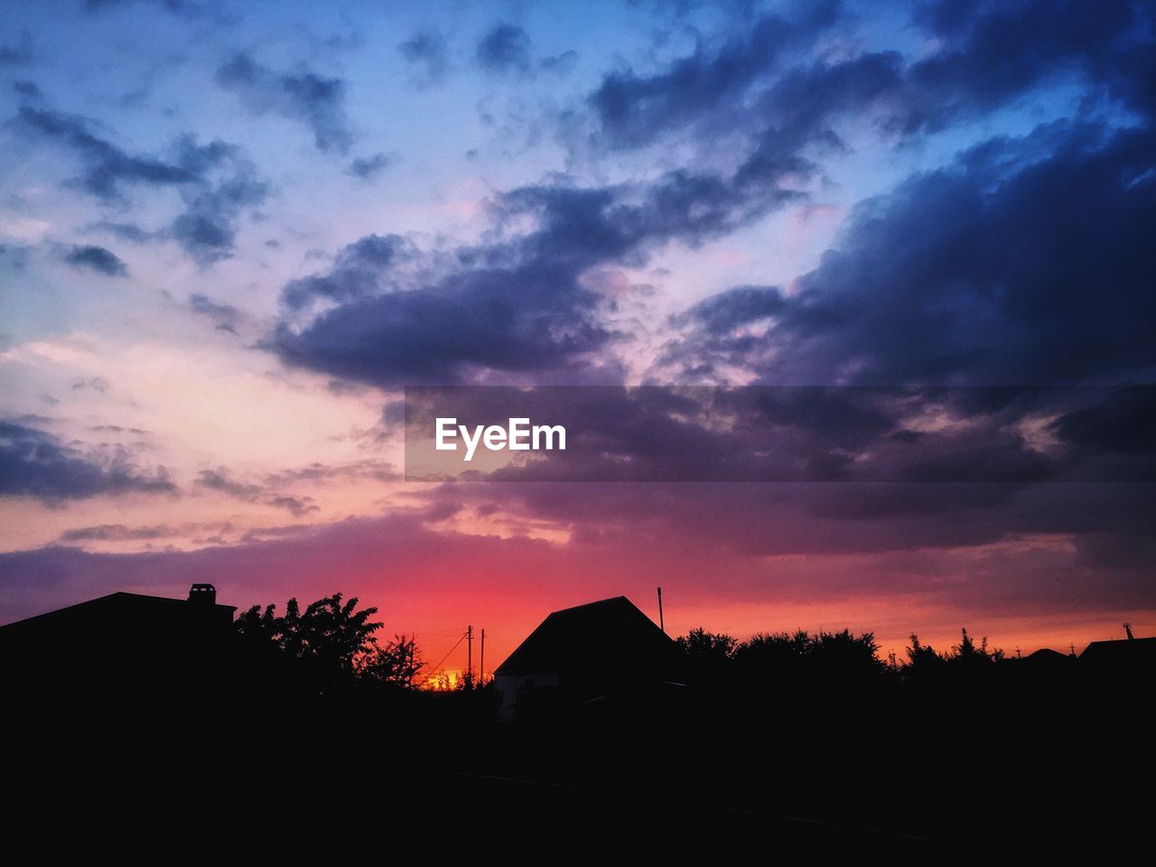 SILHOUETTE BUILDINGS AGAINST SKY DURING SUNSET