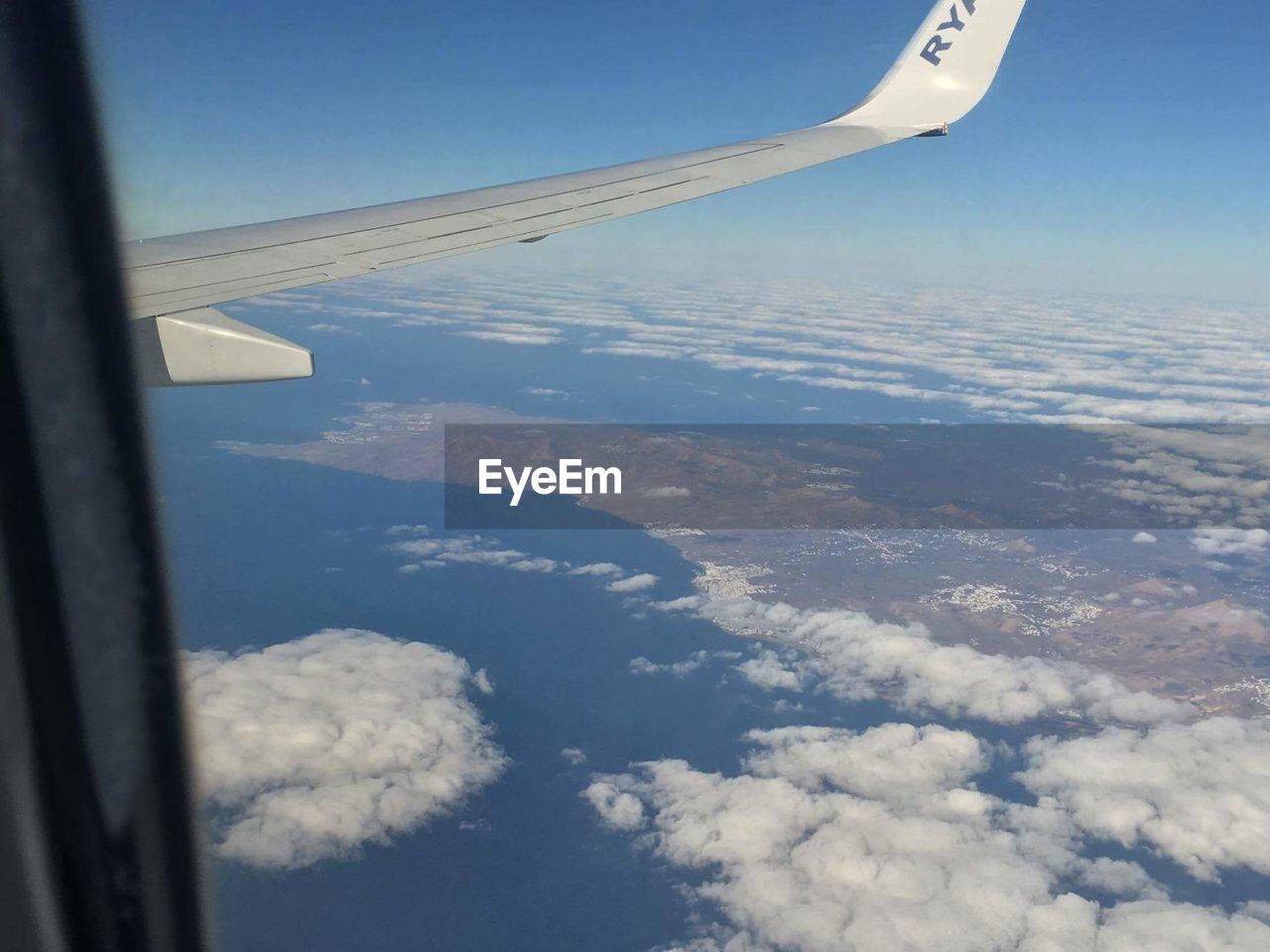 AERIAL VIEW OF AIRPLANE WING