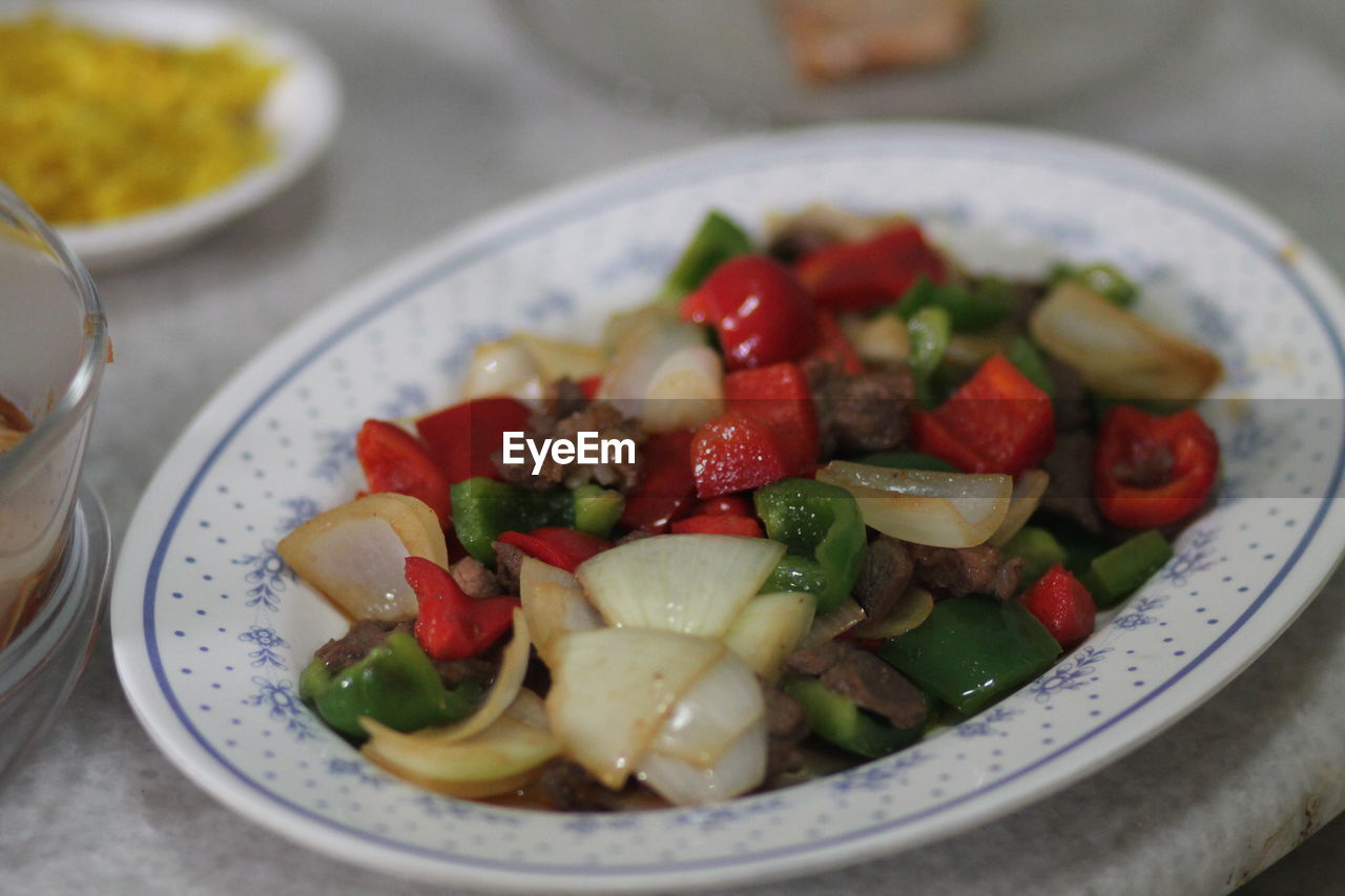 HIGH ANGLE VIEW OF SALAD IN BOWL