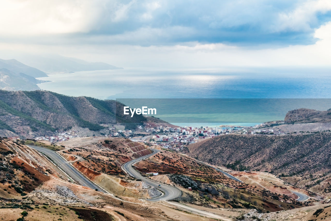 SCENIC VIEW OF SEA AND MOUNTAINS AGAINST SKY