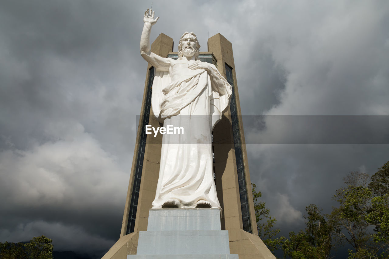 LOW ANGLE VIEW OF STATUE OF MONUMENT AGAINST CLOUDY SKY