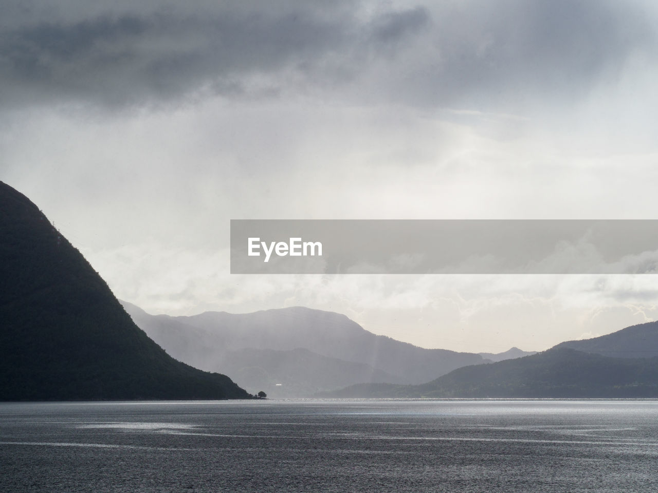 SCENIC VIEW OF SEA BY MOUNTAIN AGAINST SKY