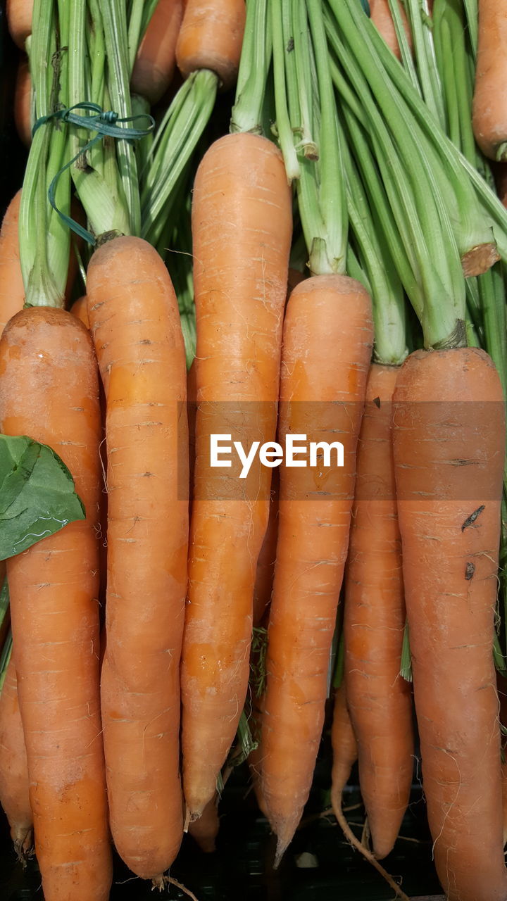 HIGH ANGLE VIEW OF VEGETABLES IN MARKET STALL