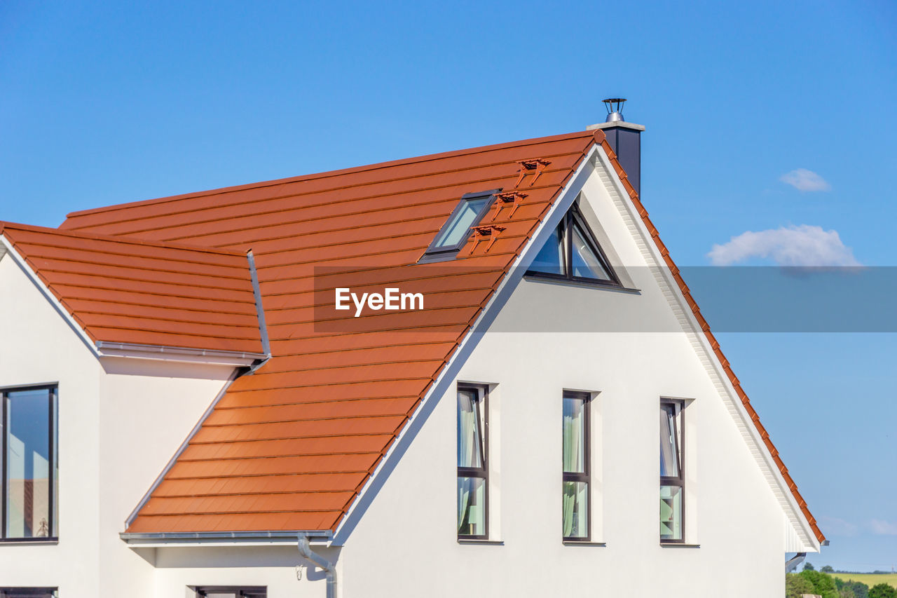 LOW ANGLE VIEW OF HOUSE AGAINST SKY