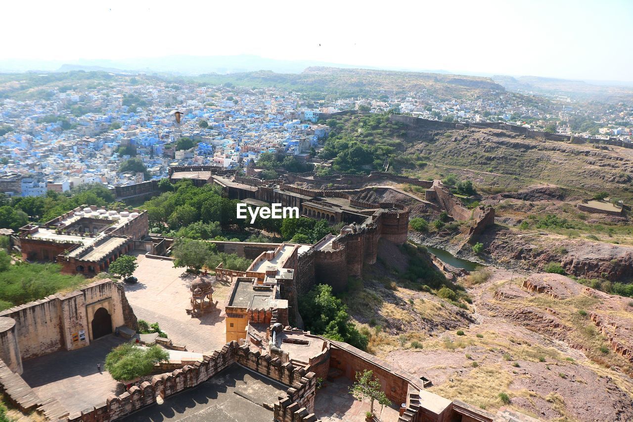 HIGH ANGLE VIEW OF BUILDINGS IN CITY