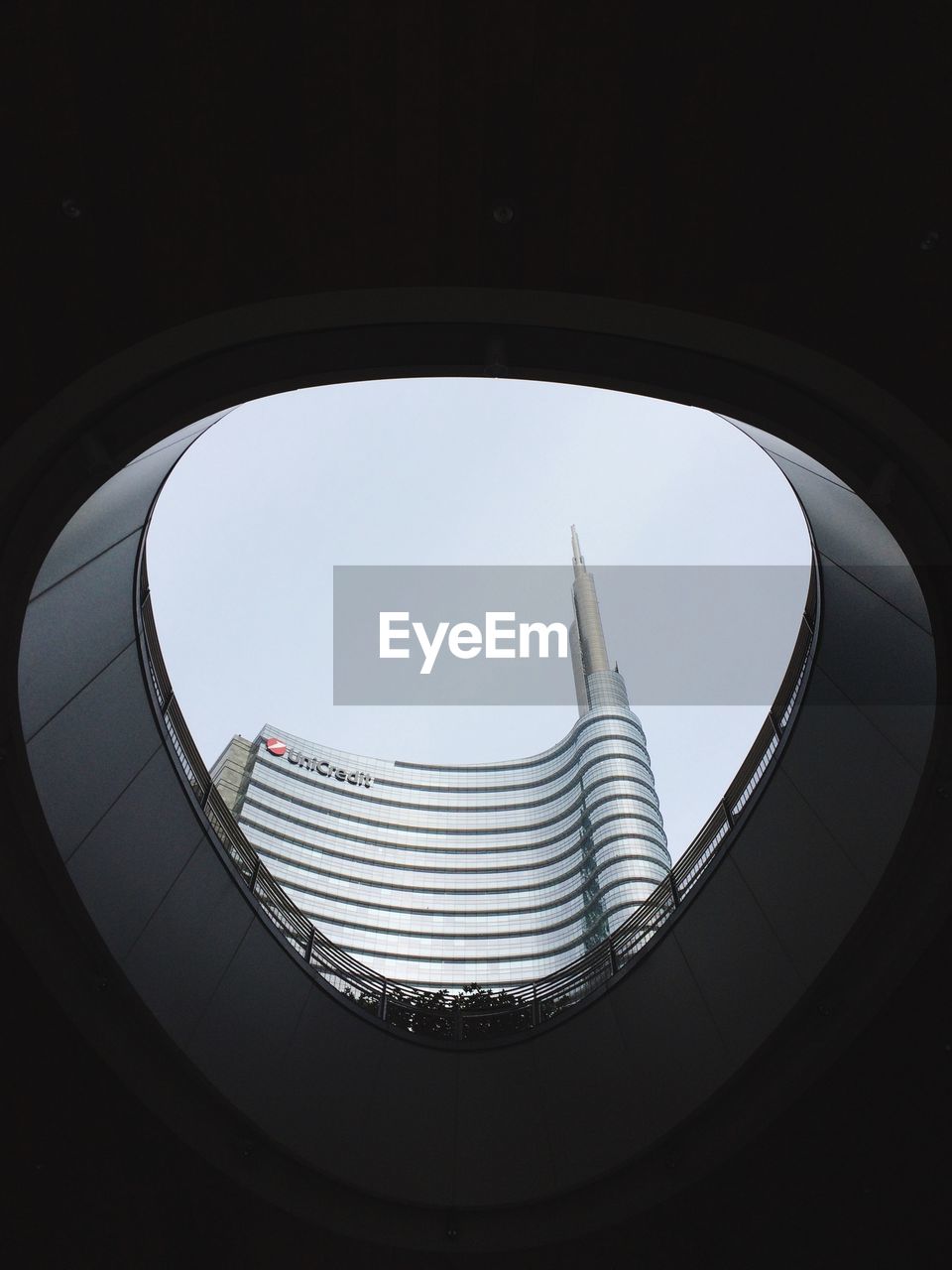 LOW ANGLE VIEW OF MODERN BUILDING AGAINST CLEAR SKY