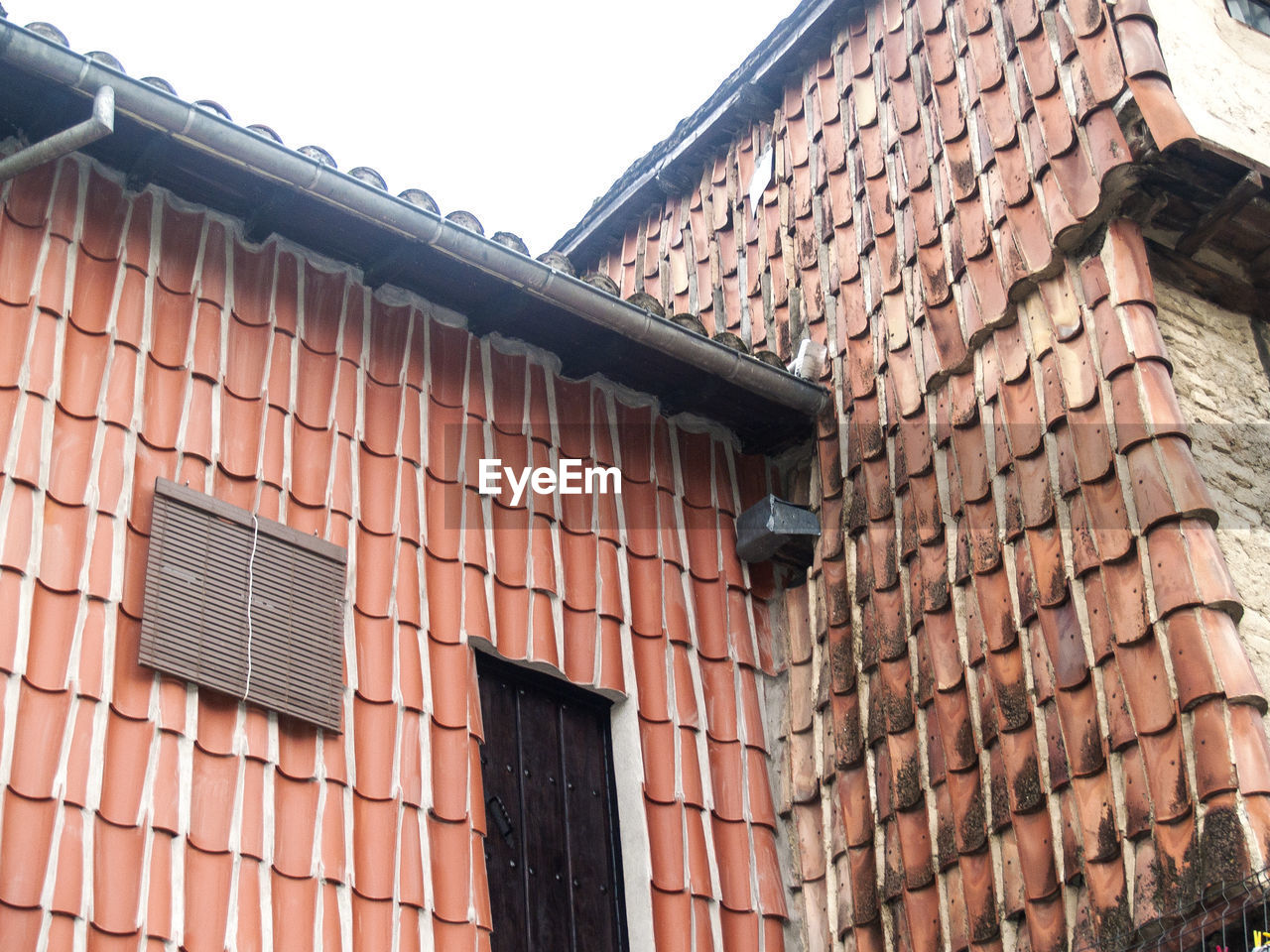 LOW ANGLE VIEW OF BUILDING AGAINST THE SKY