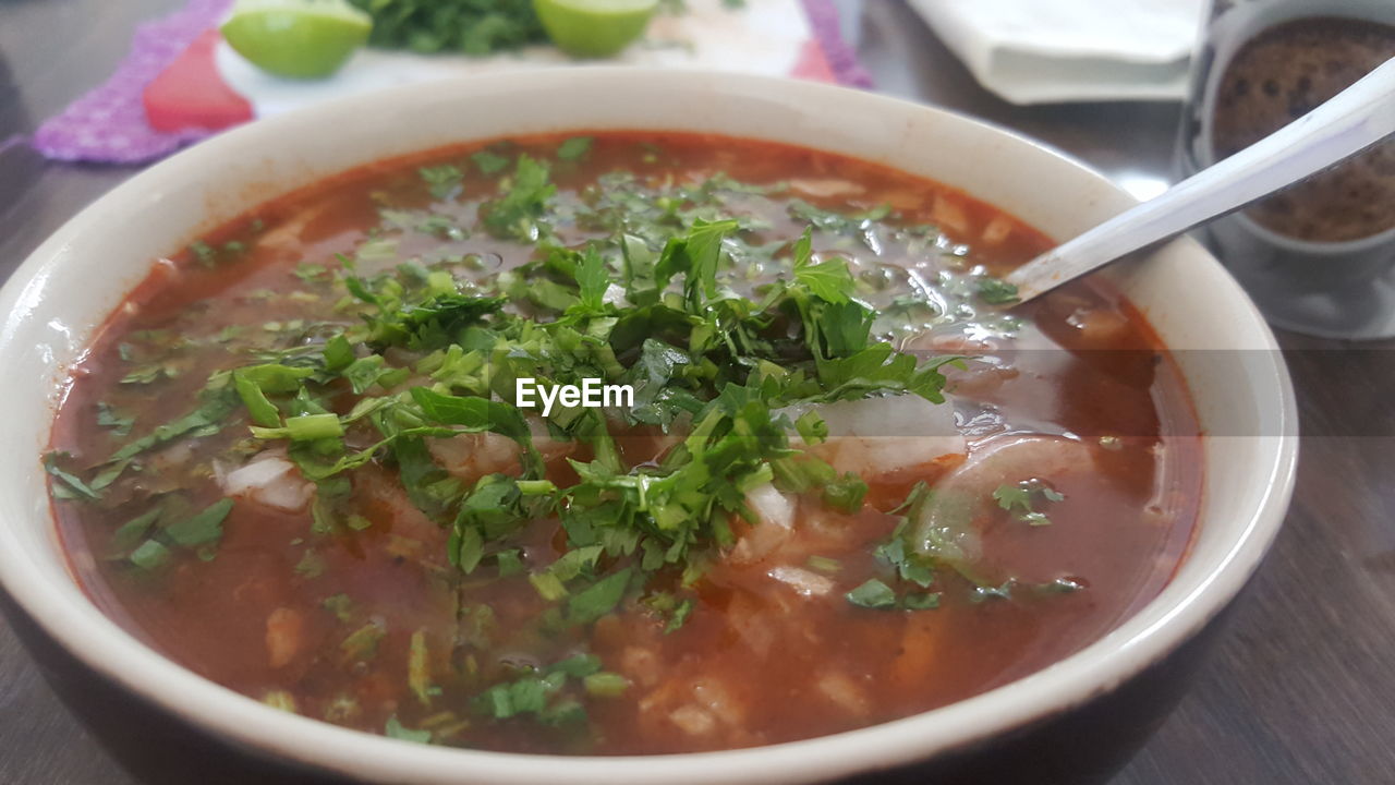 HIGH ANGLE VIEW OF SOUP IN BOWL