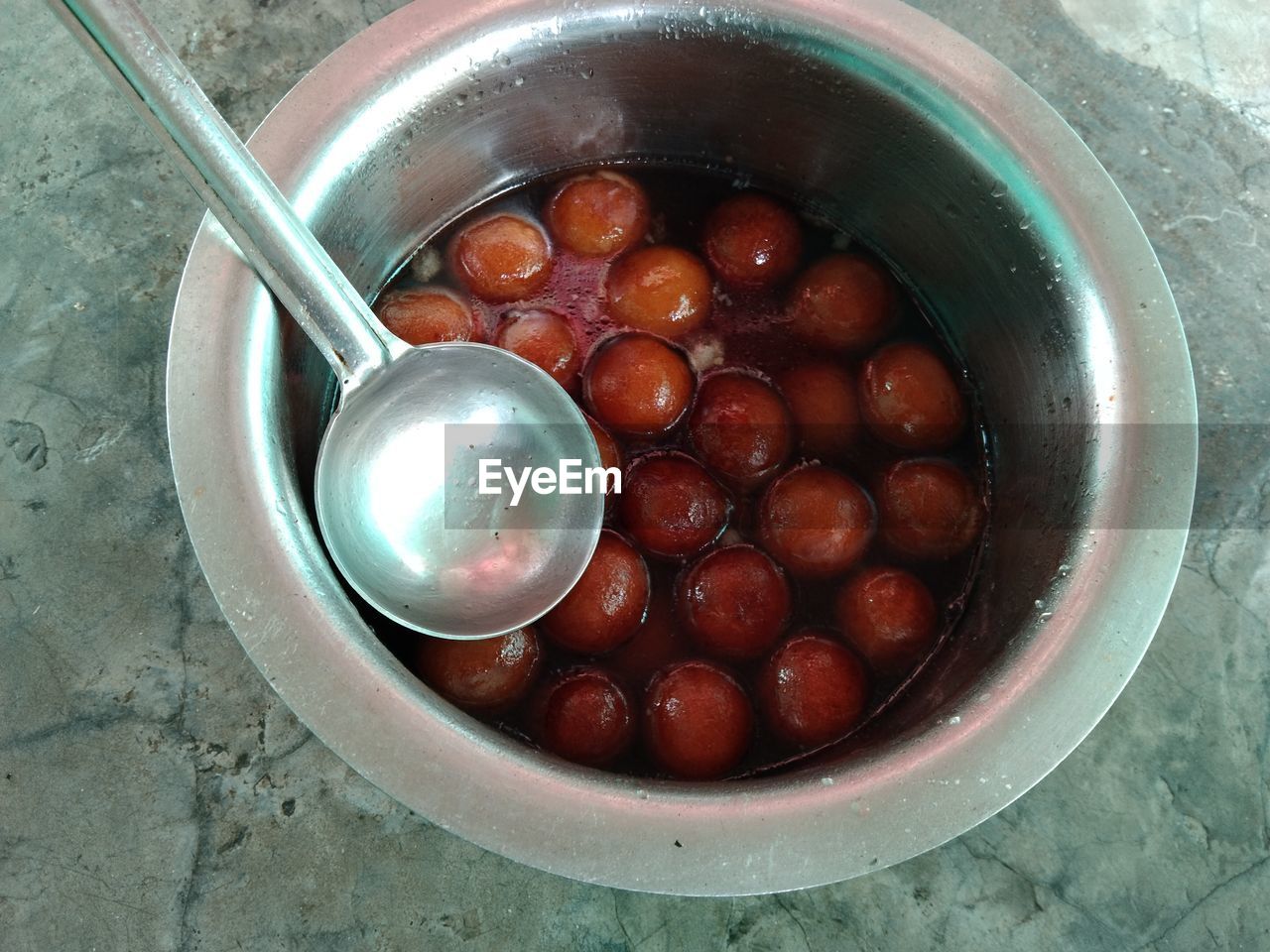 HIGH ANGLE VIEW OF STRAWBERRIES IN BOWL