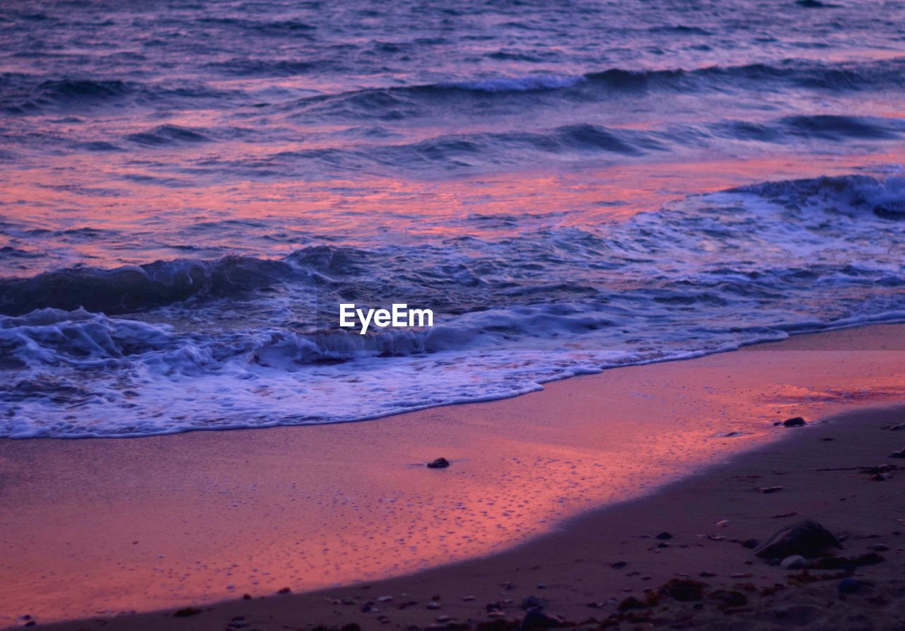 SCENIC VIEW OF SEA AGAINST SKY AT SUNSET