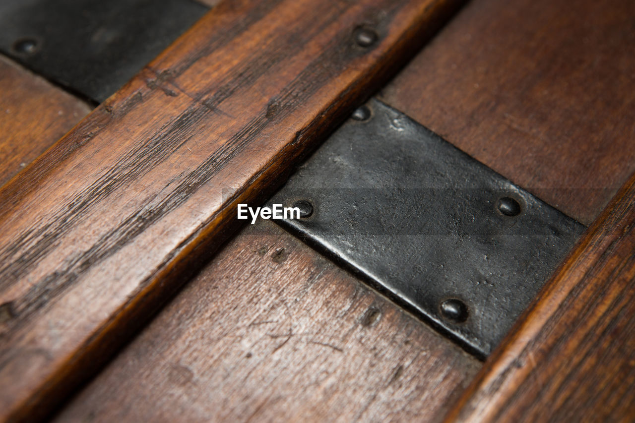 HIGH ANGLE VIEW OF OLD WOODEN PLANK ON TABLE