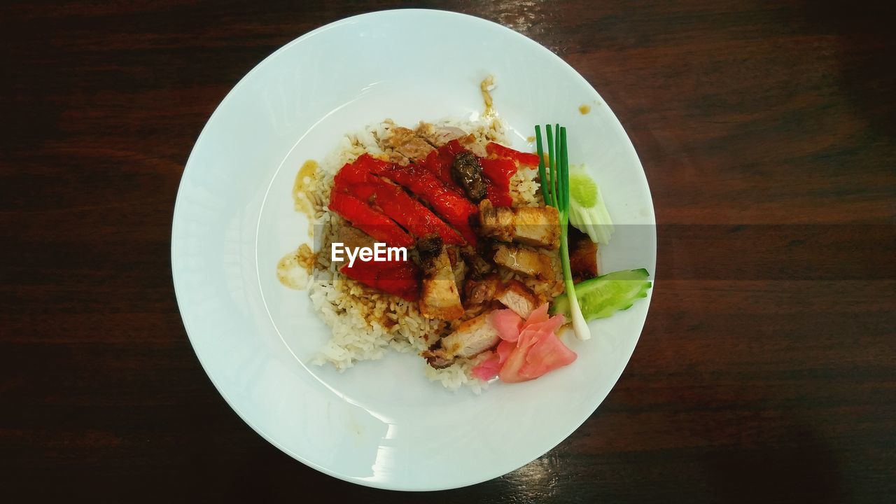 HIGH ANGLE VIEW OF FOOD SERVED ON TABLE