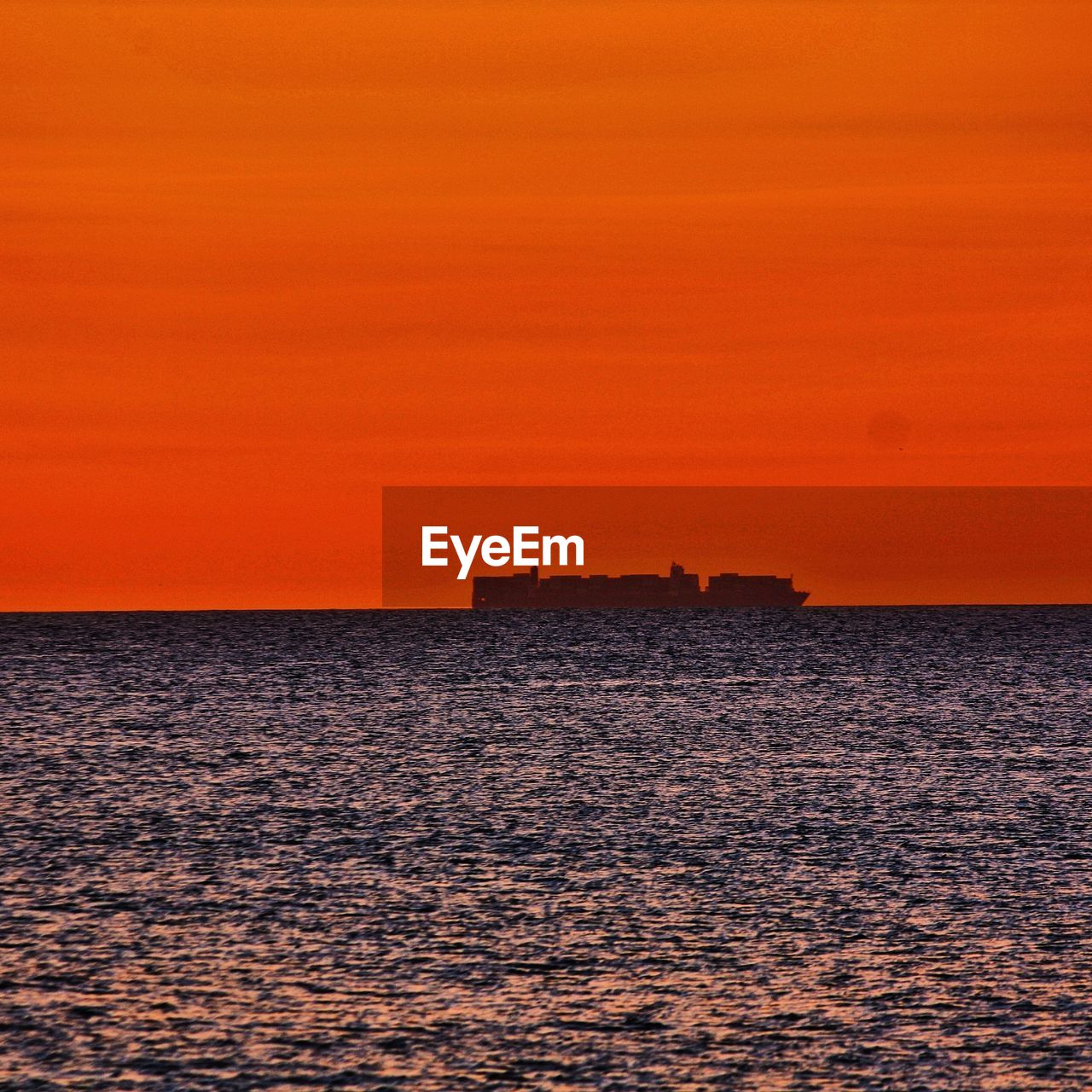 SCENIC VIEW OF SEA AGAINST SKY AT SUNSET