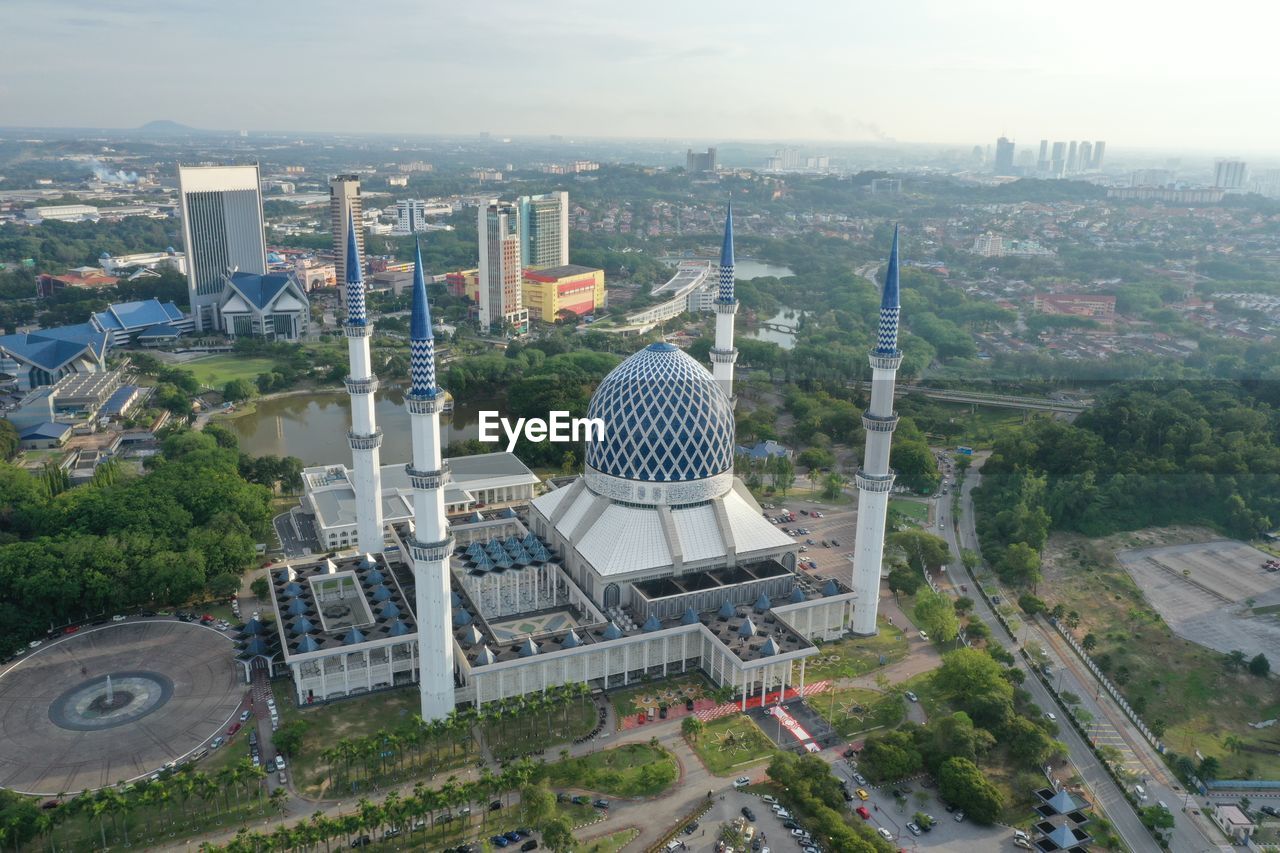 HIGH ANGLE VIEW OF BUILDINGS AGAINST SKY IN CITY