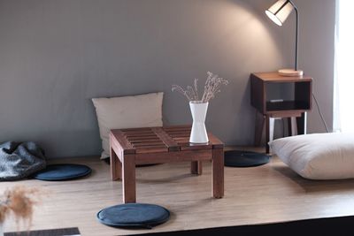 Table and chairs in room