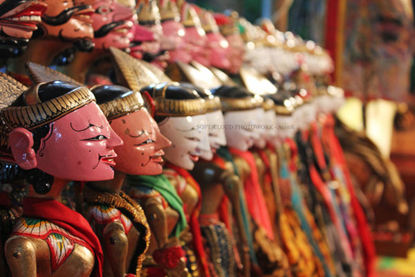 large group of objects, abundance, variation, for sale, choice, indoors, retail, still life, multi colored, close-up, collection, market, arrangement, selective focus, in a row, market stall, art and craft, sale, display, hanging