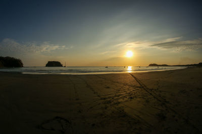 Sunset at playa nacional, sámara. view of the shore with horizon over the sea.