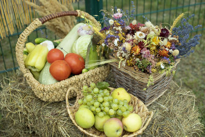 Autumn harvest of fruits and vegetables. fruits and vegetables in basket. table details. 
