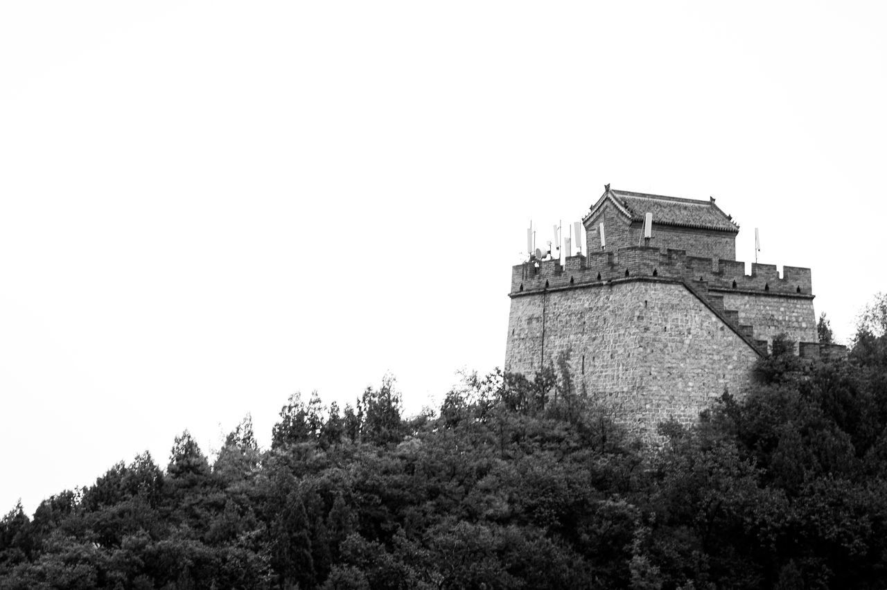 LOW ANGLE VIEW OF HISTORIC BUILDING AGAINST SKY