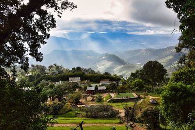 Foto de hobbitenango, en las montañas de antigua guatemala