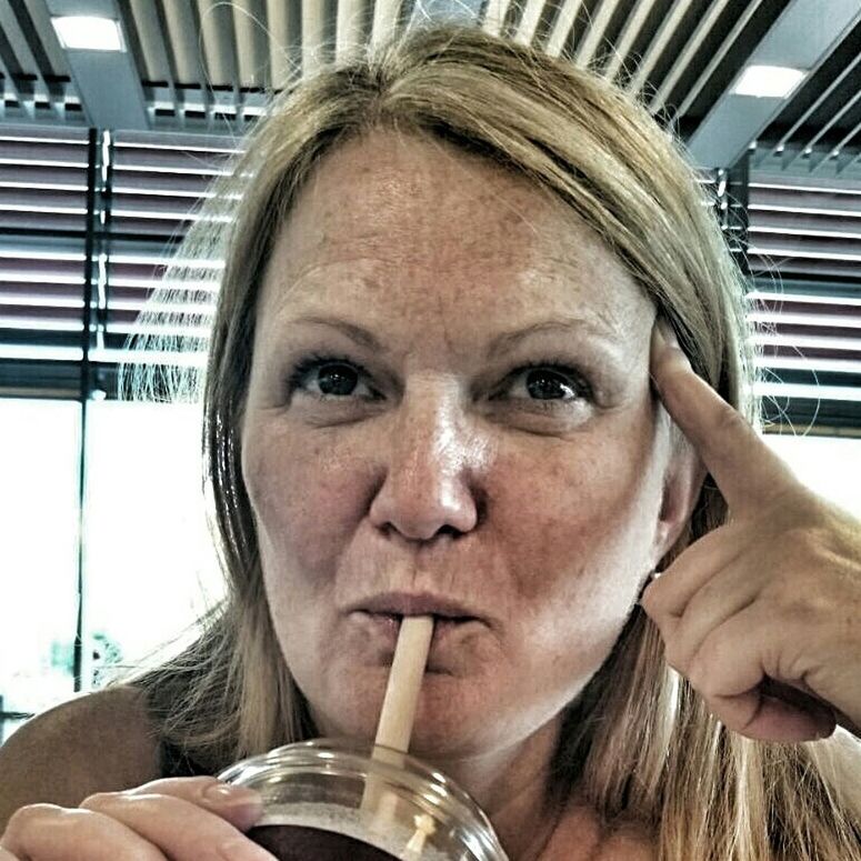 CLOSE-UP PORTRAIT OF WOMAN WITH DRINK