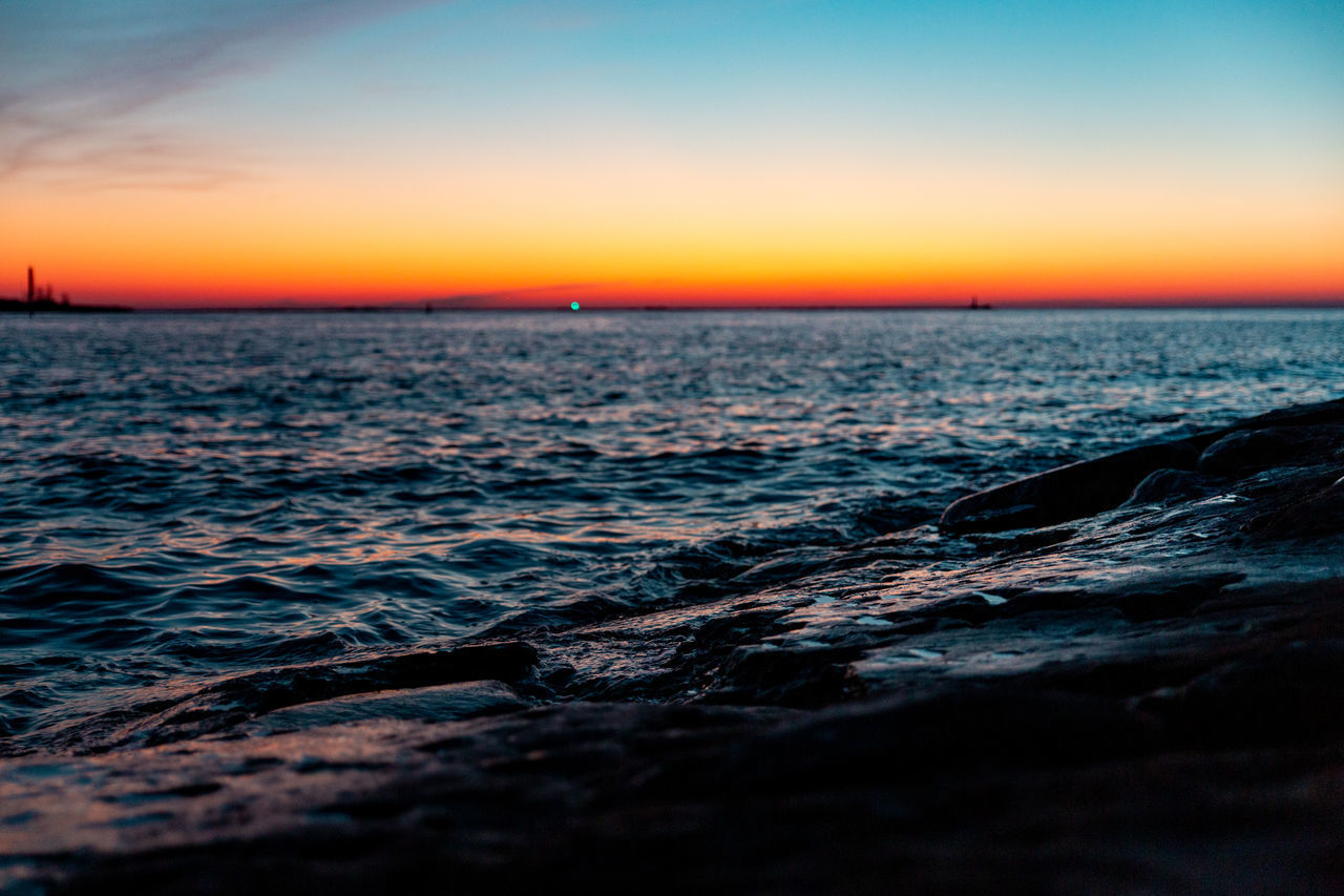 SCENIC VIEW OF SEA AGAINST SUNSET SKY