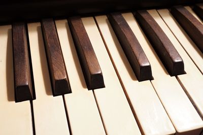 Close up of the keys of an old pump organ