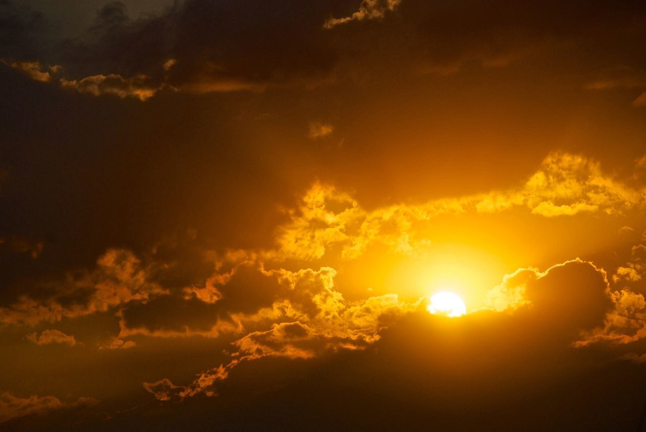 sunset, sun, sky, beauty in nature, low angle view, orange color, cloud - sky, scenics, tranquility, nature, tranquil scene, silhouette, idyllic, sunlight, sunbeam, cloud, cloudy, dramatic sky, majestic, sky only