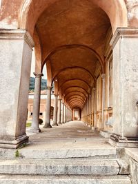 Columns and arcades in perspective 