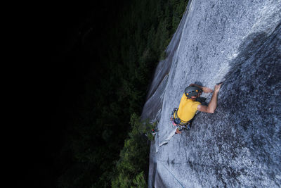 Man lead climbing granite crack very high and exposed squamish chief