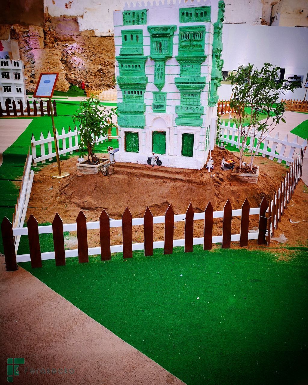 HIGH ANGLE VIEW OF EMPTY CHAIRS AND TABLE IN LAWN