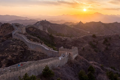 Scenic view of great wall of china at sunset