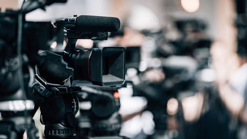 Public live event media coverage, television cameras at a press conference