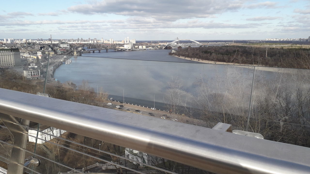 HIGH ANGLE VIEW OF RIVER BY CITYSCAPE AGAINST SKY