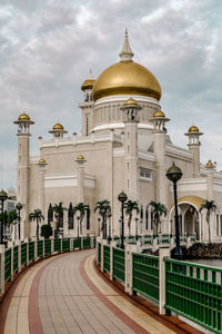 Sultan mosque against sky