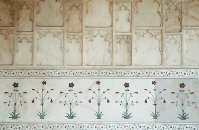 Floral art on white wall at red fort