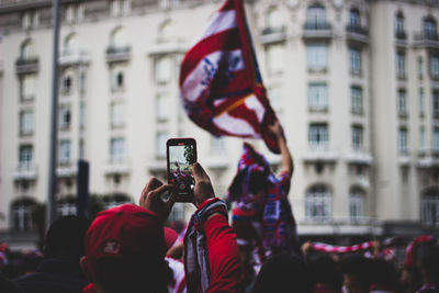 Aficionado fotografiando la celebracion del titulo de liga del atletico de madrid en neptuno, madrid