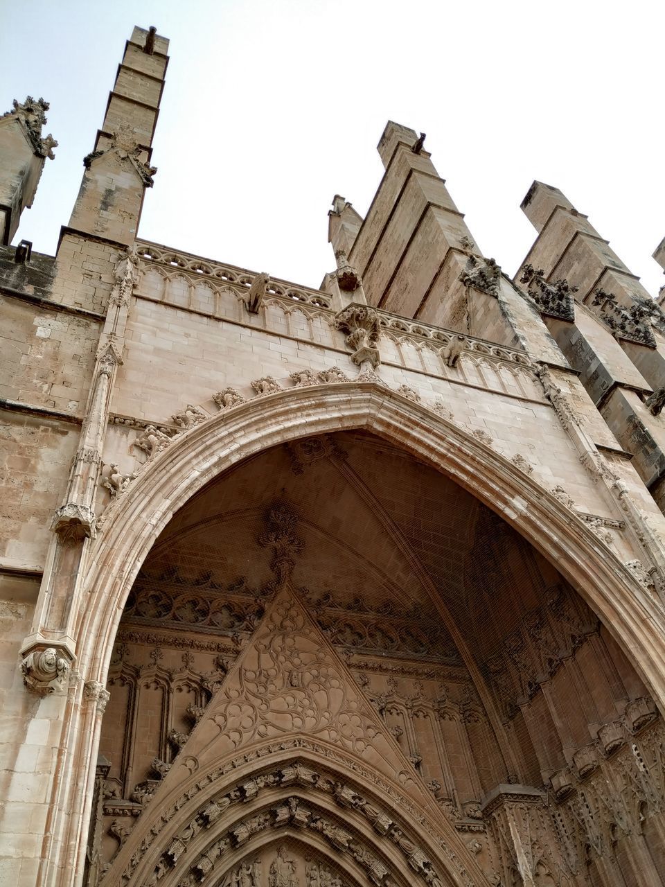 LOW ANGLE VIEW OF ORNATE BUILDING AGAINST CLEAR SKY