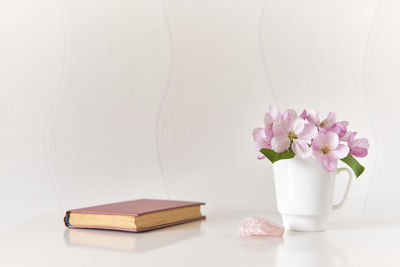 Close-up of pink roses in vase on table