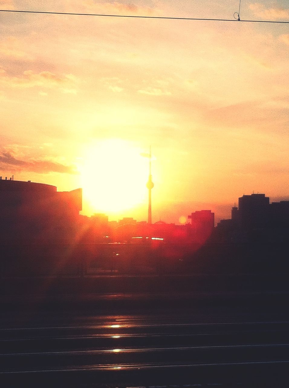 sunset, sun, building exterior, architecture, built structure, sunbeam, sky, sunlight, lens flare, orange color, cloud - sky, city, silhouette, outdoors, cloud, nature, no people, building, bright, scenics