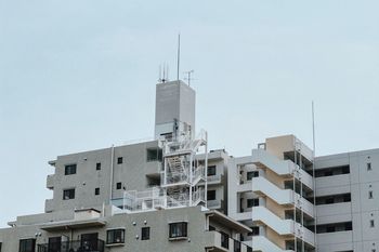 LOW ANGLE VIEW OF BUILDINGS AGAINST CLEAR SKY