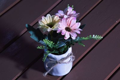 Close-up of purple flower in vase on table