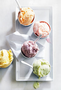 5 flavors of ice cream in cups