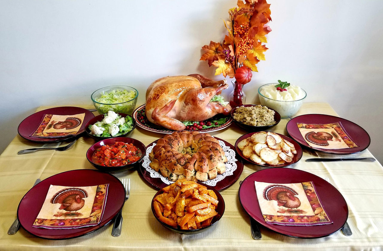 HIGH ANGLE VIEW OF FOOD IN PLATE ON TABLE