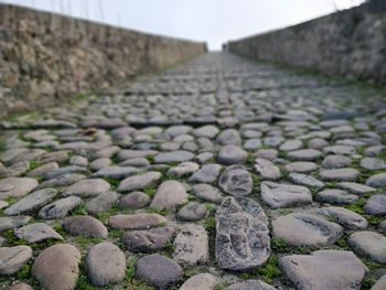 Surface level of stones on footpath