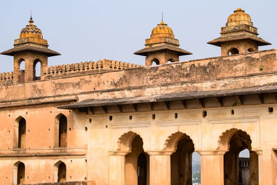 Beautiful view of orchha palace fort, raja mahal and chaturbhuj temple from jahangir mahal, orchha