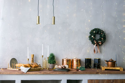 Home new year's kitchen interior. decorations with garlands and a christmas wreath. cozy atmosphere