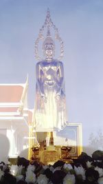 statue